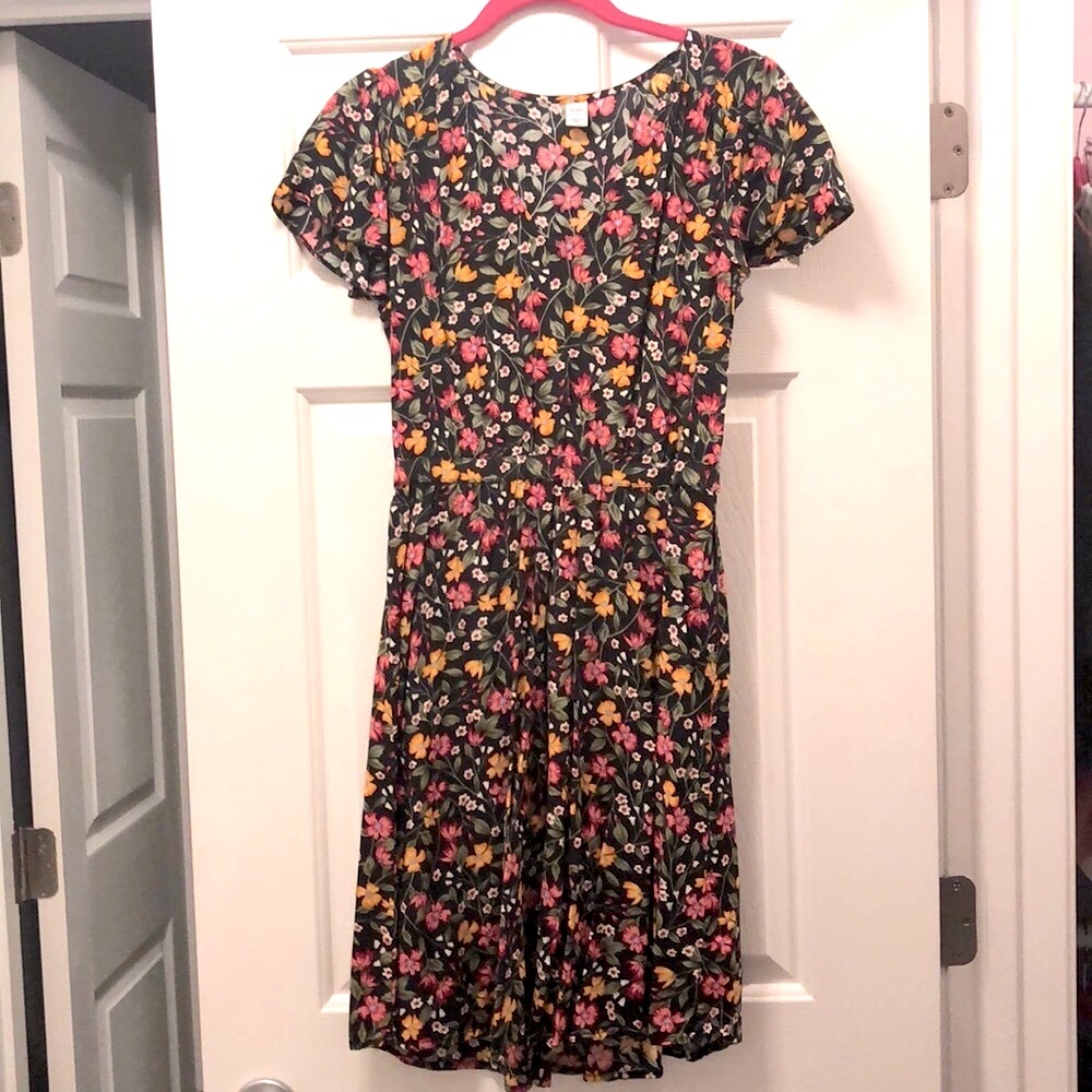 Old Navy summery dress 🌺 so thin and comfy!